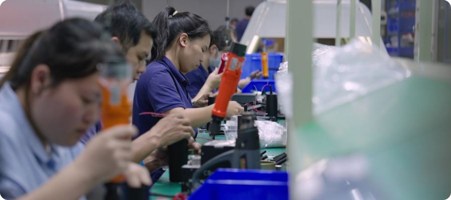 Independent Production Throughout the Entire Supply Chain - Service - COLORS Lighting